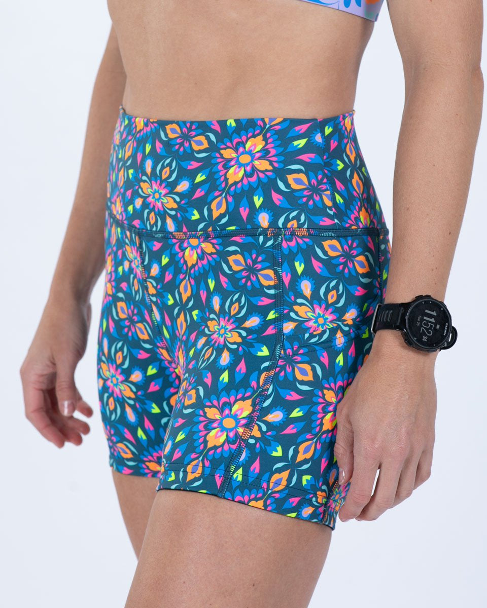 Zoot Sports RUN BOTTOMS Women's Ltd Run 4" Pulse High-Rise Short - Kaleidoscope