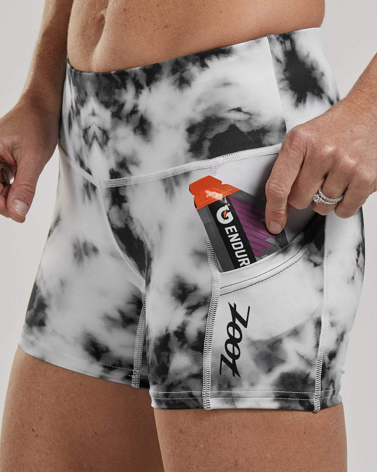 Zoot Sports RUN APPAREL WOMENS LTD RUN PULSE SHORT - BLACK TIE DYE