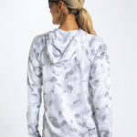 Zoot Sports RUN LONG SLEEVE TEES Women's Ltd Run Sun Stop Hoodie - Snow Camo