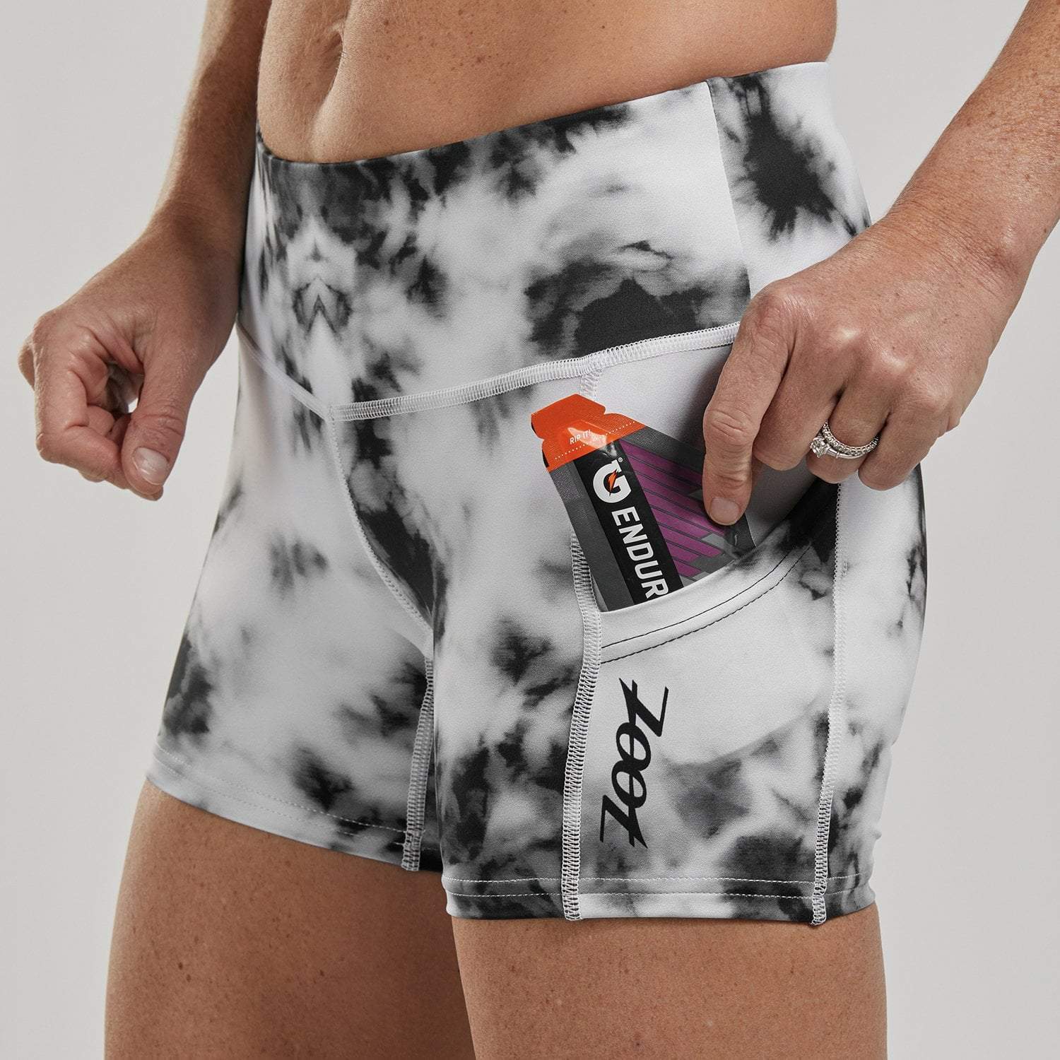 Zoot Sports RUN APPAREL WOMENS LTD RUN PULSE SHORT - BLACK TIE DYE
